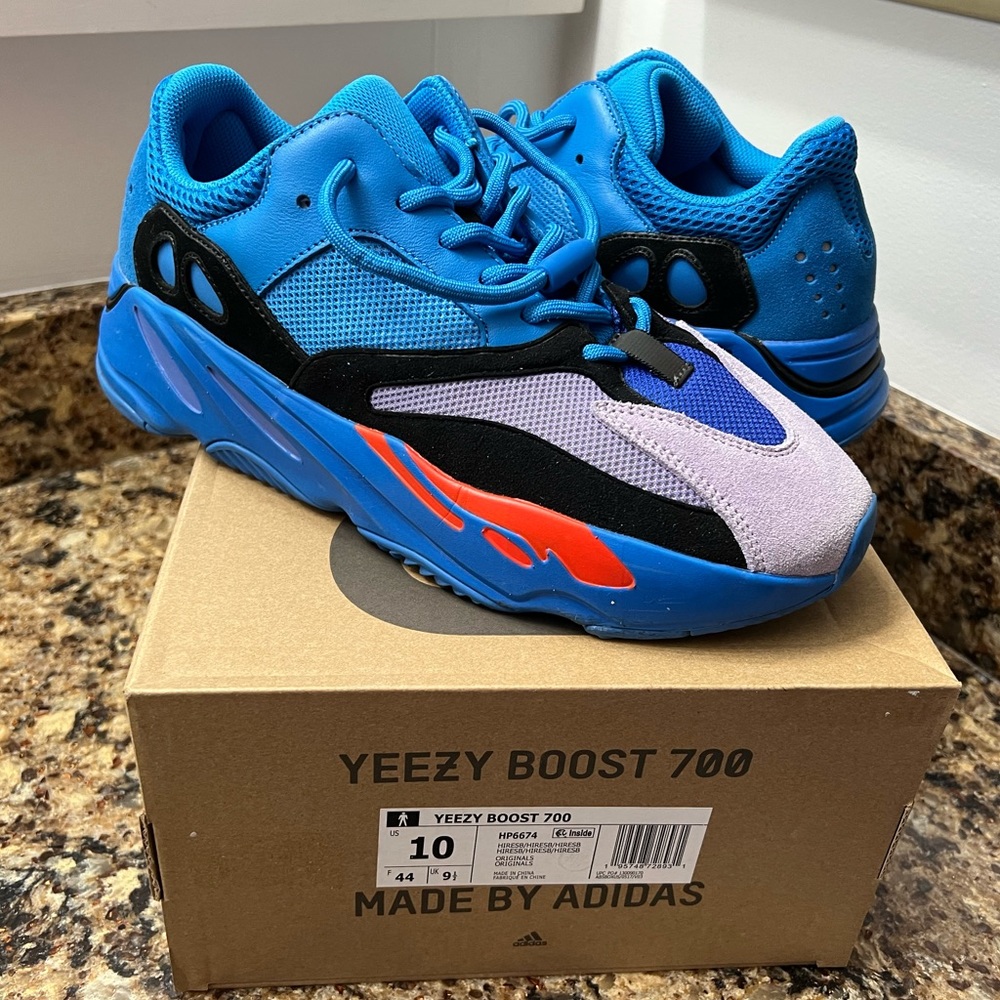 Adidas Yeezy Boost 700
Hi-Res Blue SIZE 10